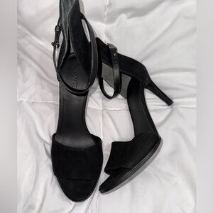 Vince Camuto black suede sttrappy buckle heels 8M •EUC•